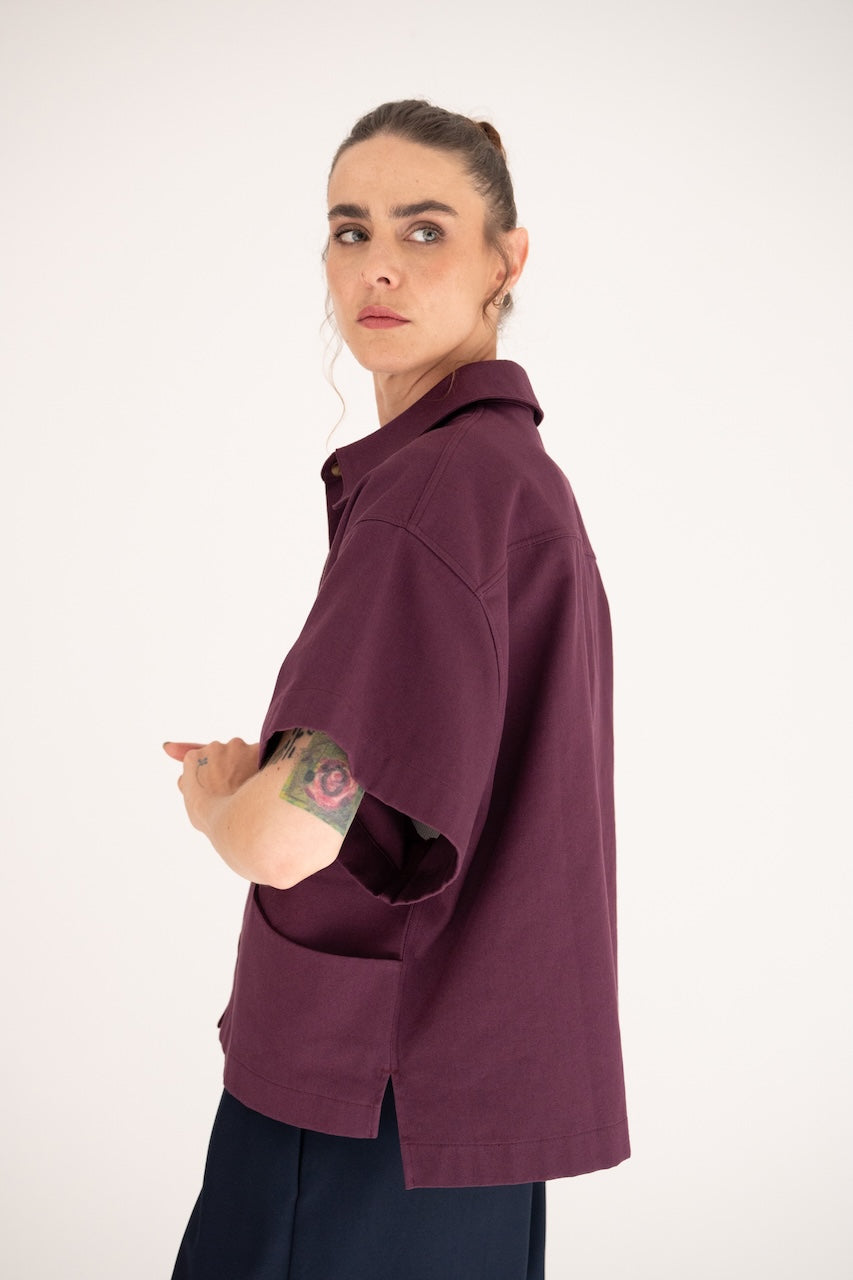 Surchemise Christine ouverte en gabardine coton pourpre carrure large manches courtes surpiqûres – vue profil poches arrondies boutons cornes marrons – Onarch