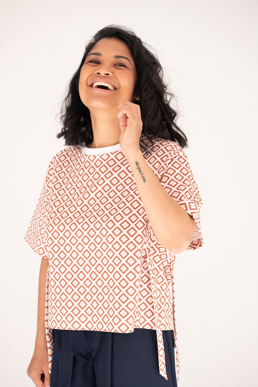 Triple T-Shirt en coton GOTS imprimé damier liens lâchés – vue 3/4 face debout rire – Onarch