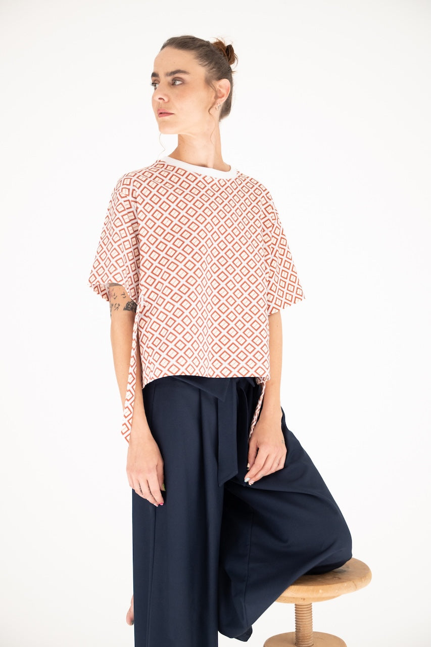 Triple T-Shirt en coton GOTS imprimé damier noué devant – vue 3/4 face debout attitude – Onarch