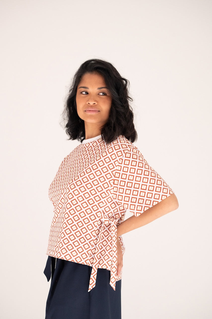 Triple T-Shirt en coton GOTS imprimé damier noué sur les côtés attitude – vue profil – Onarch