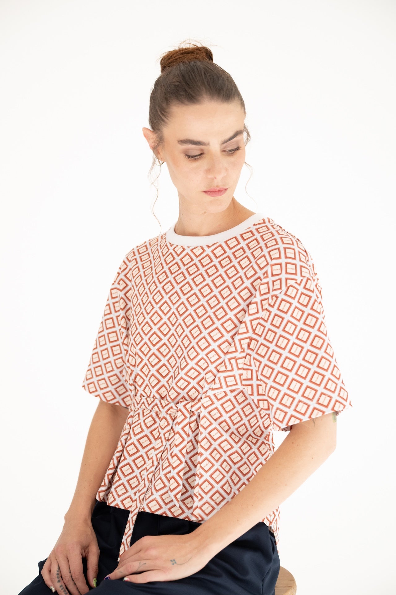Triple T-Shirt en coton GOTS imprimé damier noué devant – vue 3/4 assise – Onarch