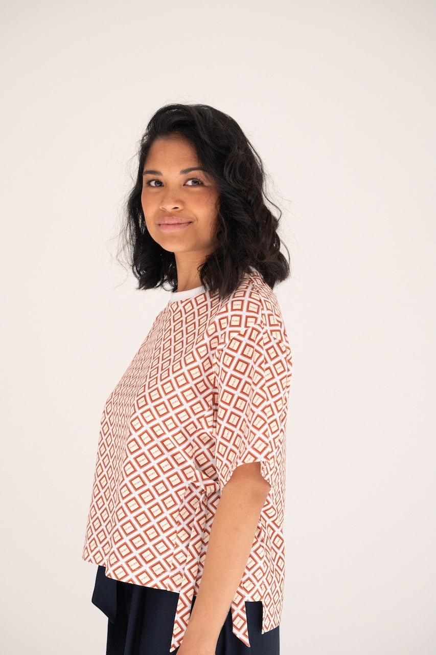 Triple T-Shirt en coton GOTS imprimé damier noué sur les côtés – vue profil – Onarch