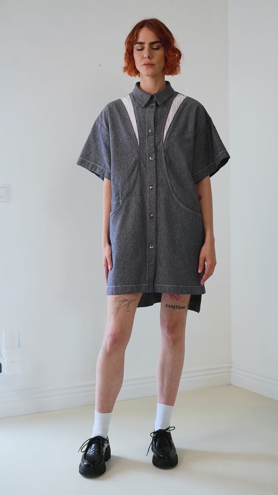 Silhouette robe Léa façon jean, qui tourne, mouvement et attitude - Onarch