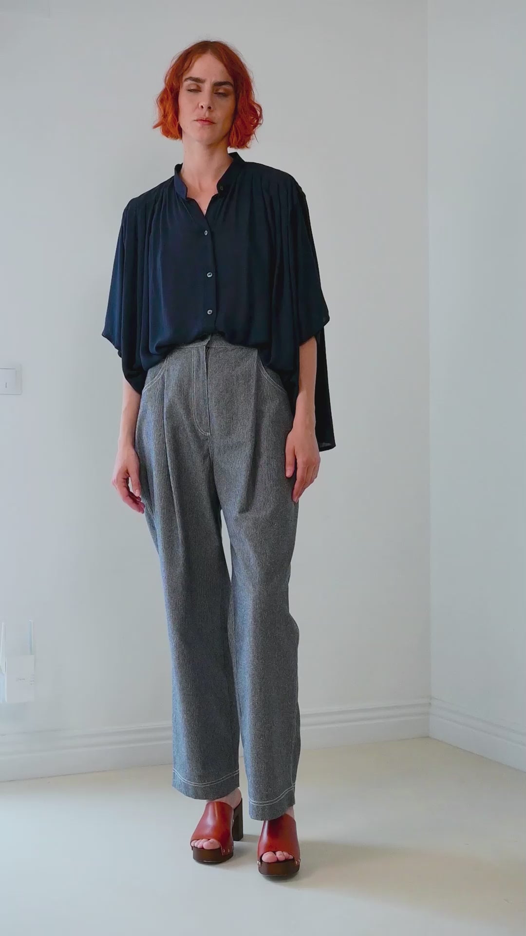 Silhouette blouse Marion bleue qui tourne, mouvement, attitude - Onarch