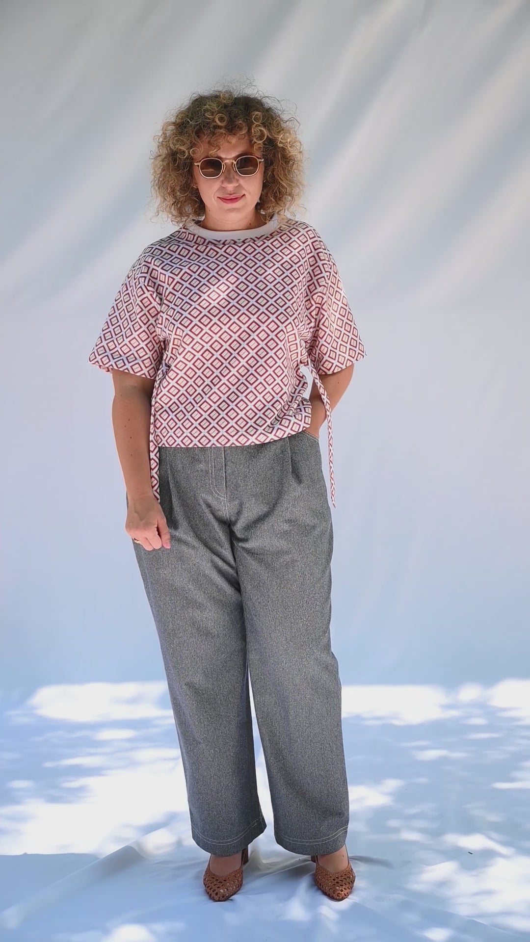Silhouette Triple shirt motif damier avec pantalon Irma façon jean qui tourne mouvement, main dans la poche - Onarch