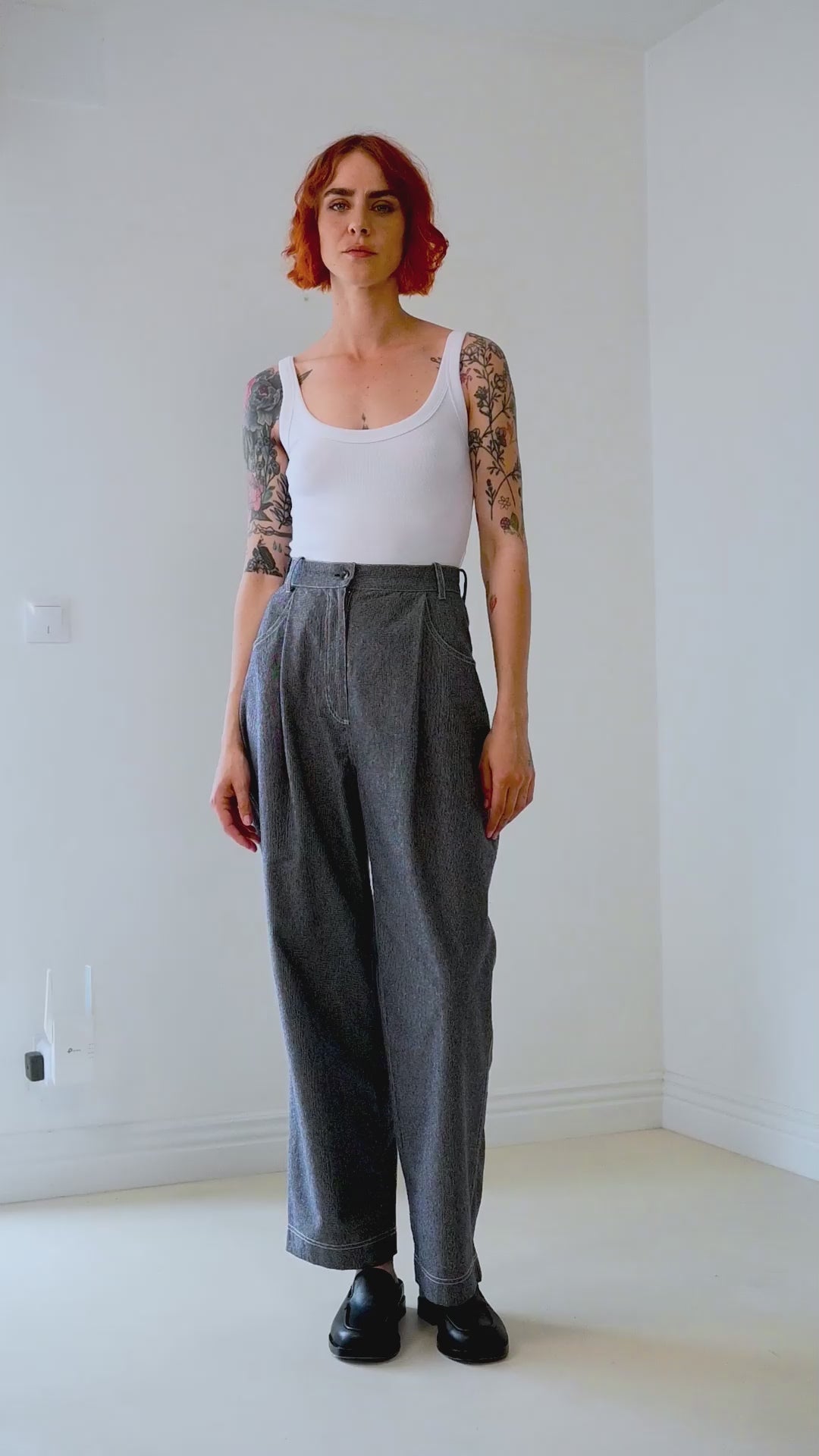 SIlhouette pantalon Irma façon jean qui tourne, mouvement et attitude - Onarch