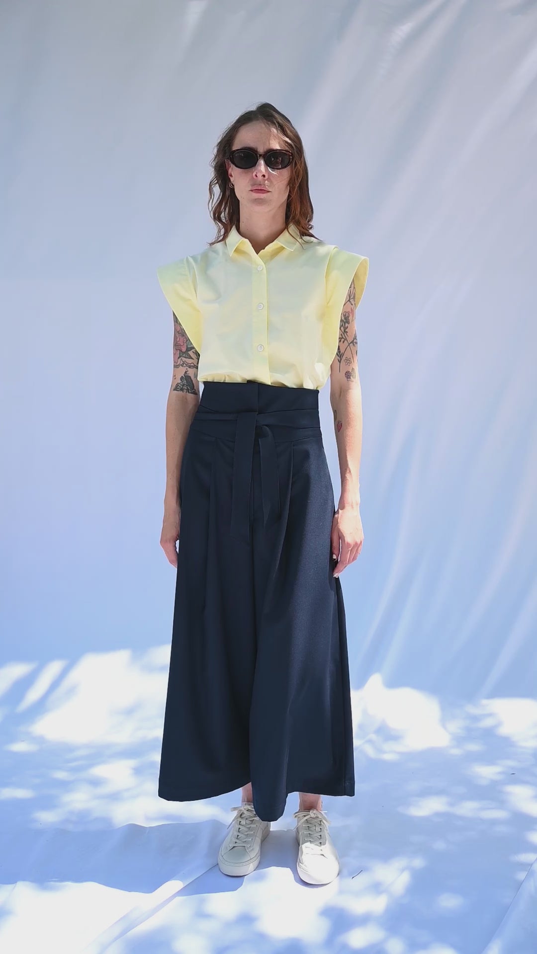 Silhouette chemisette 100% coton  pantalon jupe culotte bleue marin qui tourne mouvement - Onarch